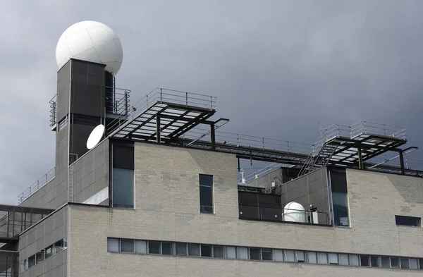 Karanlık bir gökyüzü arka plan üzerinde meteoroloji istasyonu — Stok fotoğraf