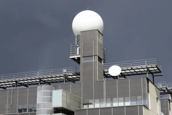 Karanlık bir gökyüzü arka plan üzerinde meteoroloji istasyonu — Stok fotoğraf