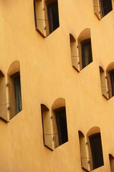 Open spiegel luiken op de zonovergoten muur van het huis, Stockholm — Stockfoto