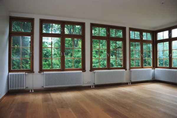 Tomma rum med stora fönster — Stockfoto