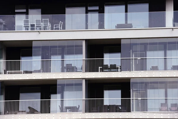 Geglazuurde loggia's van een modern gebouw — Stockfoto