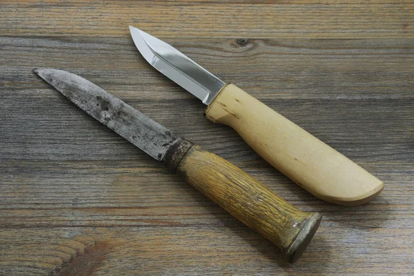 Dwa noże tradycyjnych fiński puukko na podłoże drewniane — Zdjęcie stockowe