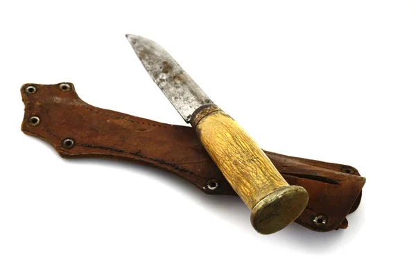 Coltello tradizionale finlandese puukko e guaina su bianco — Foto Stock