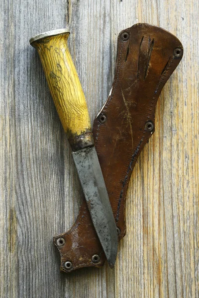 Couteau traditionnel finlandais puukko et gaine — Photo