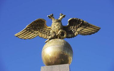 Helsinki pazar meydanında iki başlı altın kartal Dikilitaş