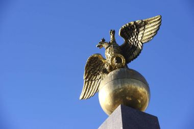 Helsinki pazar meydanında iki başlı altın kartal Dikilitaş