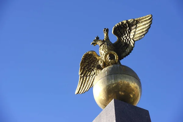 Two headed golden eagle obelisk in the market square in Helsinki — Stock Photo, Image