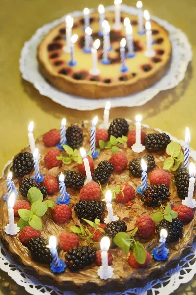 Dois bolos de aniversário com velas — Fotografia de Stock