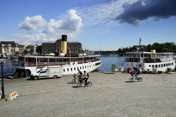 Stockholm, Sweden - June 15, 2017: cobblestone embankment in Sto — Stock Photo, Image