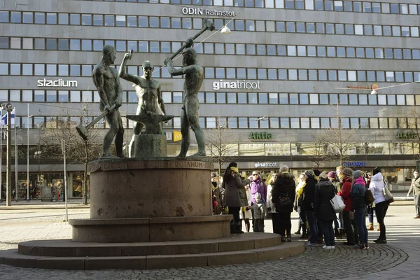 Helsinki, Finlandia - 19 de marzo de 2016: La estatua de los tres herreros es un —  Fotos de Stock