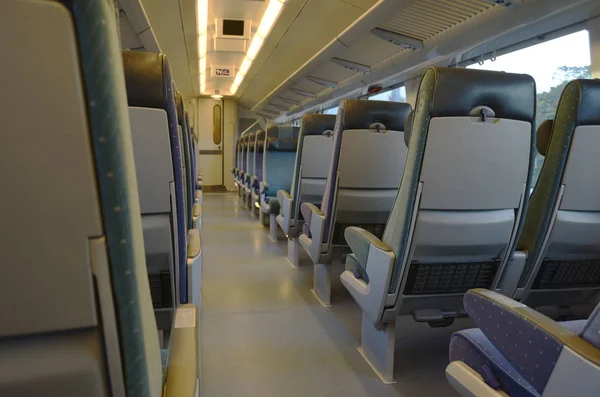 Interior de um vagão de comboio vazio — Fotografia de Stock
