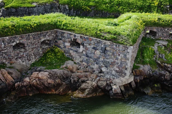 Paredes de pedra da fortaleza de Suomenlinna na costa do Báltico S — Fotografia de Stock