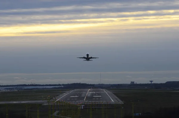 Havaalanında uçak kalkış — Stok fotoğraf