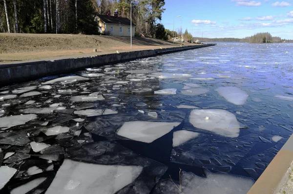 Campo de hielo en el canal en invierno —  Fotos de Stock