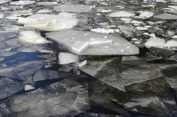 Göl kışın buz alanlı — Stok fotoğraf