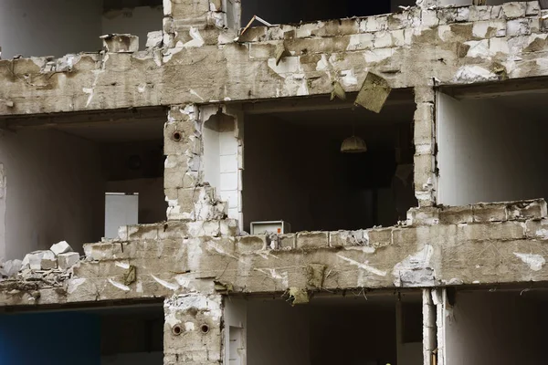 Casa de concreto para demolição sem janelas — Fotografia de Stock