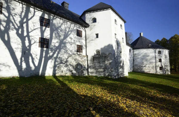 Средневековый замок в Турку осенью, Финляндия — стоковое фото