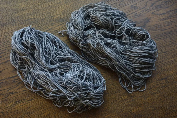 Coils of gray wool on a wooden table — Stock Photo, Image