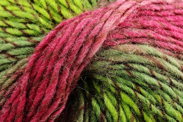 다채로운 양모, 빨간색과 녹색의 코일 — 스톡 사진