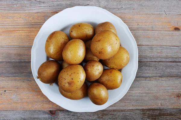 Gekookte aardappelen in hun huid op een plaat — Stockfoto