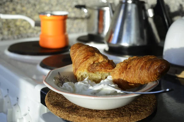 Kahvaltı mutfak, kahve kruvasan ve lor — Stok fotoğraf