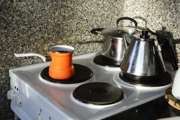 Pot, waterkoker en koffie pot op het fornuis — Stockfoto