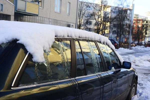 Pokryté sněhem a ledem auto — Stock fotografie