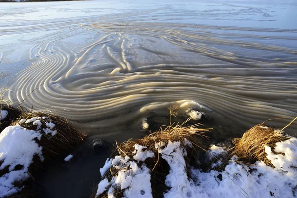Gelo enrugado na superfície do lago na Finlândia — Fotografia de Stock
