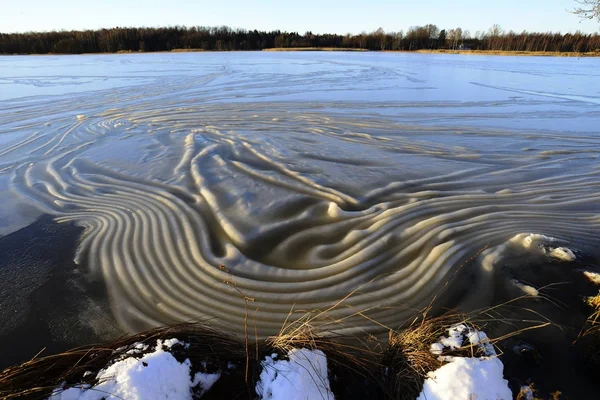 Pomarszczony lodu na powierzchni jeziora w Finlandii — Zdjęcie stockowe