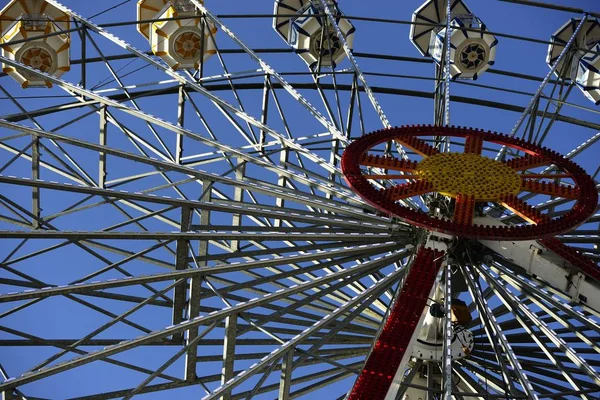 Колесо обозрения в парке развлечений на голубом небе — стоковое фото