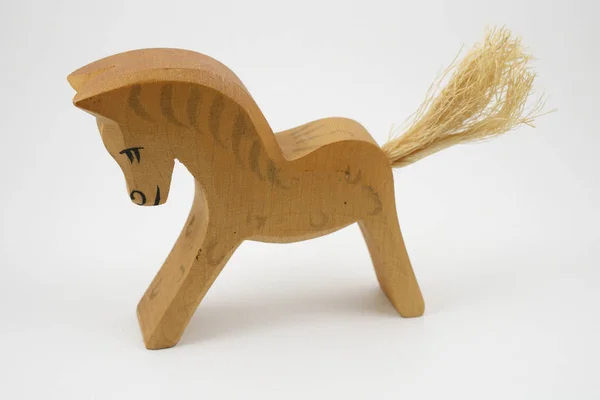 Cavalo de brinquedo de madeira tradicional em um branco — Fotografia de Stock