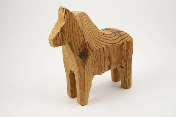 Cavallo giocattolo di legno tradizionale su un bianco — Foto Stock