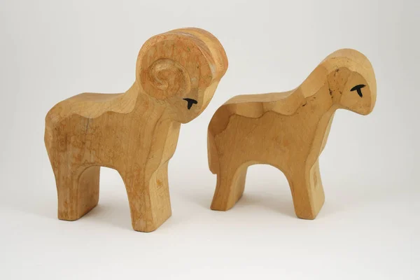 Традиційні дерев'яні іграшки таран і вівці на білому — стокове фото