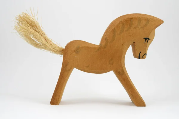 Cavalo de brinquedo de madeira tradicional em um branco — Fotografia de Stock
