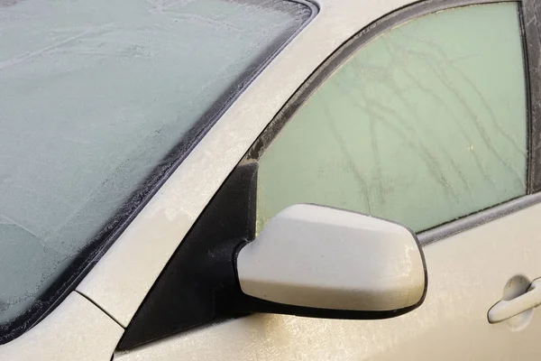 Frozen car windshield and in winter — Stock Photo, Image