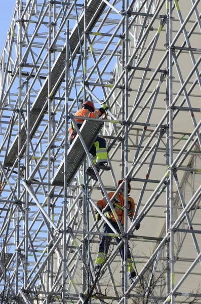 Arbeidere monterer metallkonstruksjoner – stockfoto