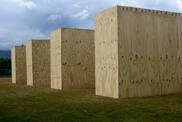 Houten Parallelepipeds Een Groen Gazon Zomer — Stockfoto