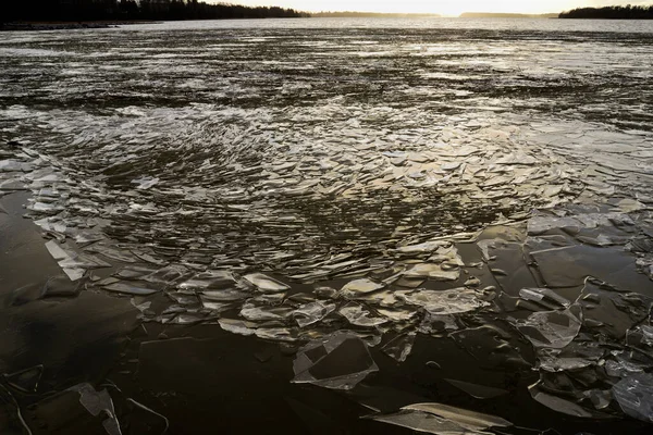 Θρυμματισμένος Πάγος Φωτισμένος Από Τον Ήλιο Στη Λίμνη — Φωτογραφία Αρχείου