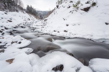 kış zamanında dağ Nehri