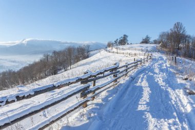 Yollu kış manzarası