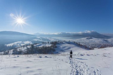 Fantastik kış manzarası ve dağlara giden trodden turist yolu. Tatil arifesinde.