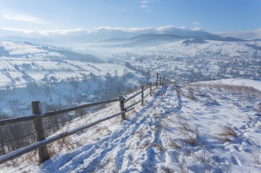 Kış manzarası. karla kaplı yol