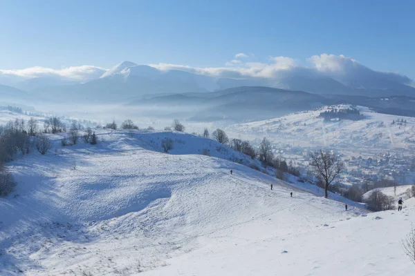 Fantastik kış manzarası ve dağlara giden trodden turist yolu. Tatil arifesinde. — Stok fotoğraf