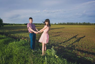 doğa üzerinde birlikte aşık genç Çift