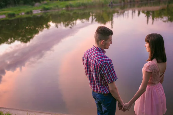 Счастливая пара у озера — стоковое фото