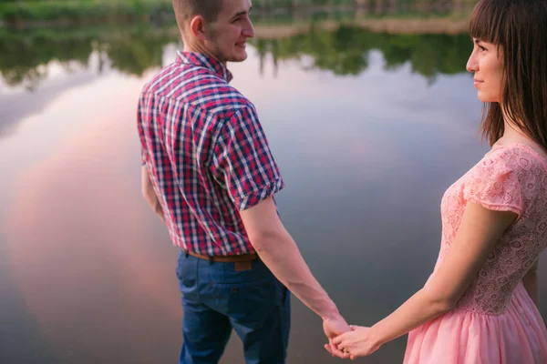 Счастливая пара у озера — стоковое фото