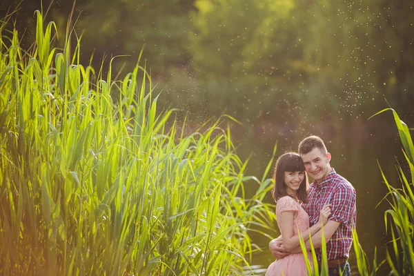 Lyckliga paret på en sjö — Stockfoto