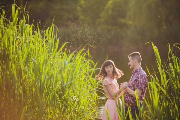 Casal feliz em um lago — Fotografia de Stock