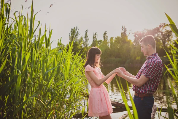 幸福的夫妇在湖 — 图库照片