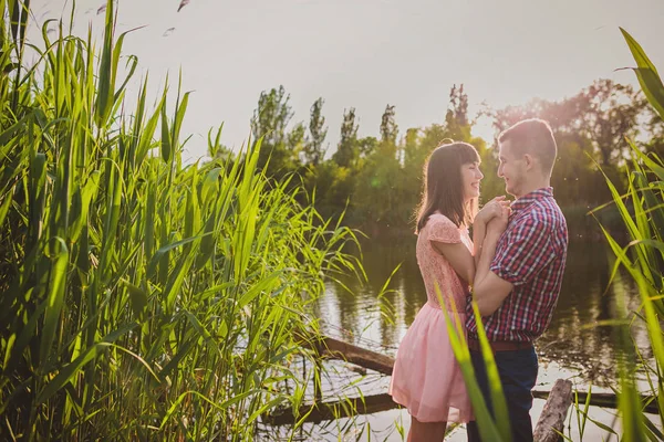 Casal feliz em um lago — Fotografia de Stock